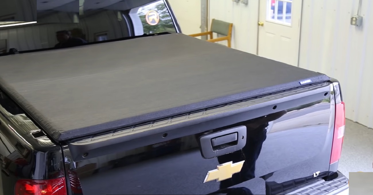 lund genesis soft roll-up truck bed tonneau cover